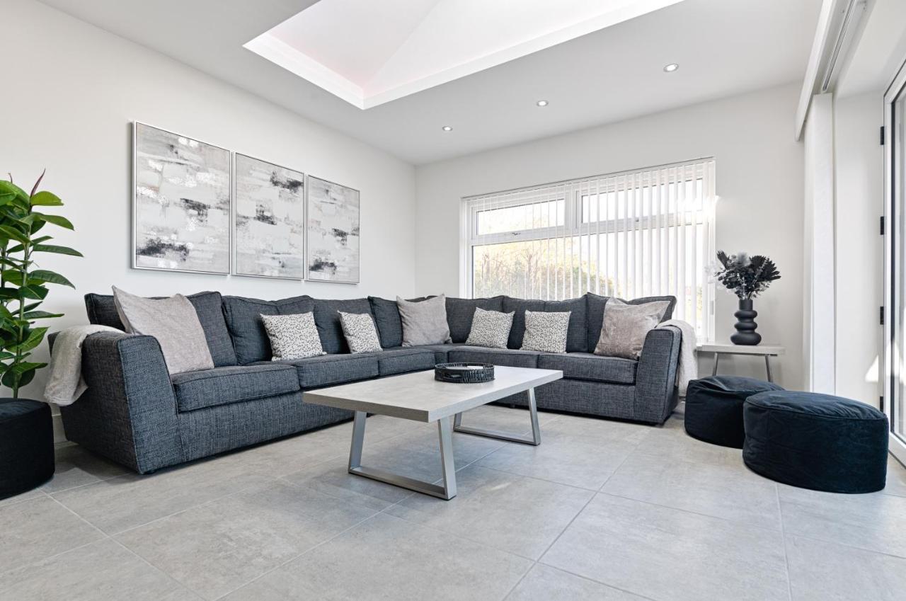Luxury Property With Hot Tub And Sea Views Oystermouth Bagian luar foto