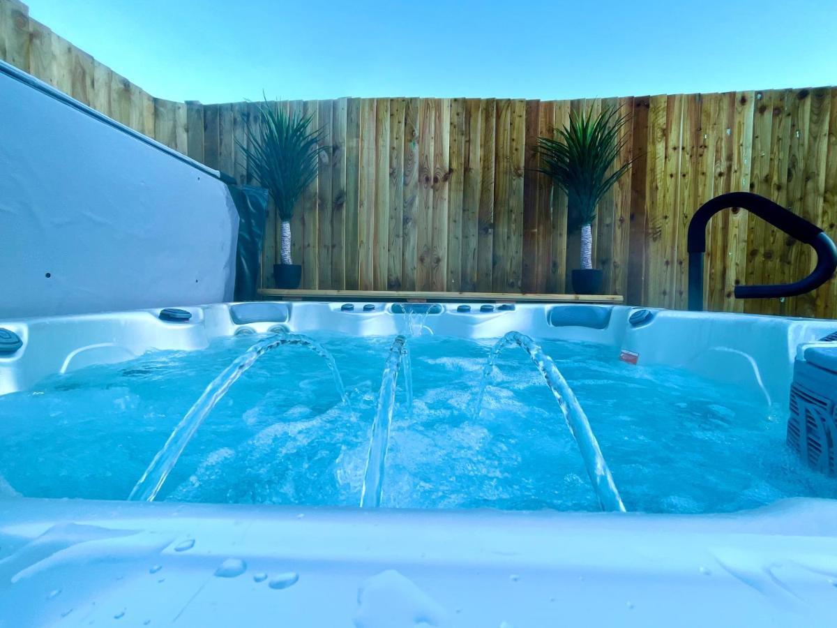 Luxury Property With Hot Tub And Sea Views Oystermouth Bagian luar foto
