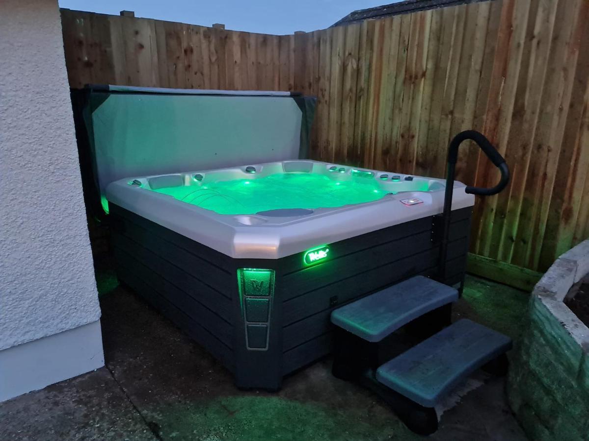 Luxury Property With Hot Tub And Sea Views Oystermouth Bagian luar foto