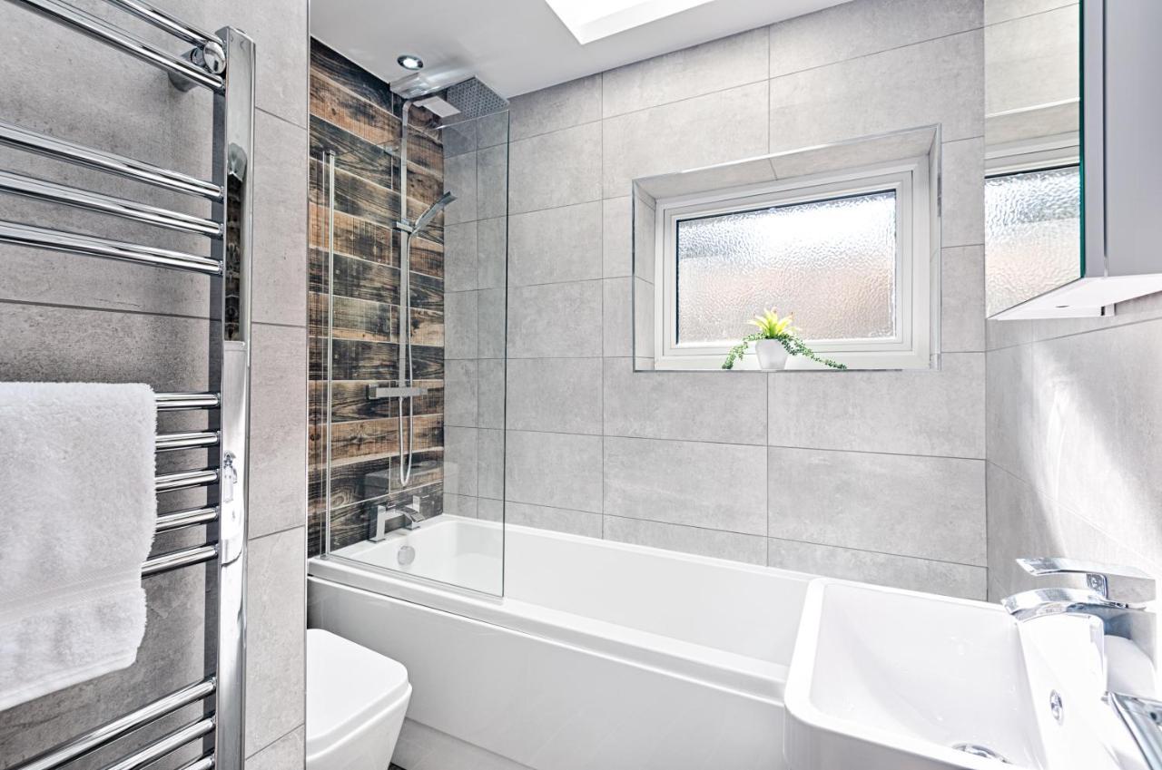 Luxury Property With Hot Tub And Sea Views Oystermouth Bagian luar foto