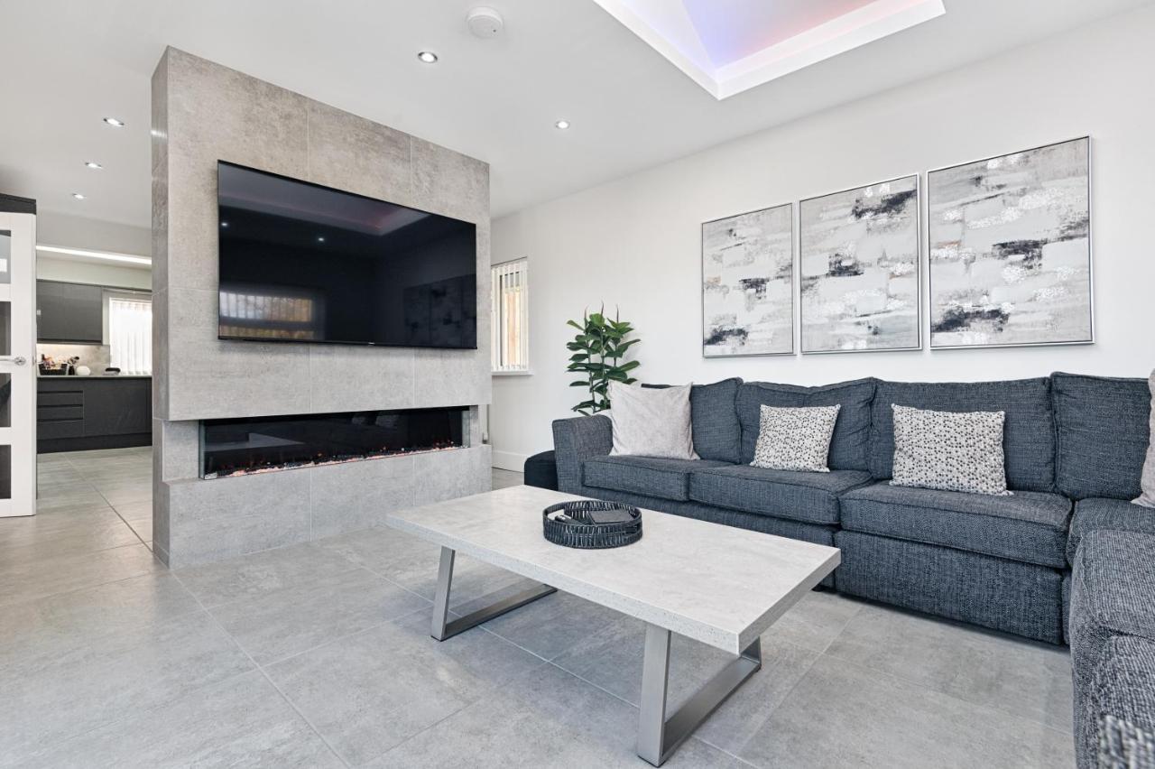 Luxury Property With Hot Tub And Sea Views Oystermouth Bagian luar foto