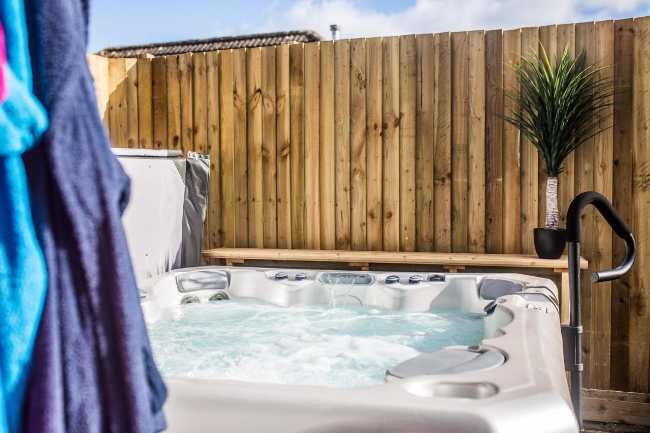 Luxury Property With Hot Tub And Sea Views Oystermouth Bagian luar foto