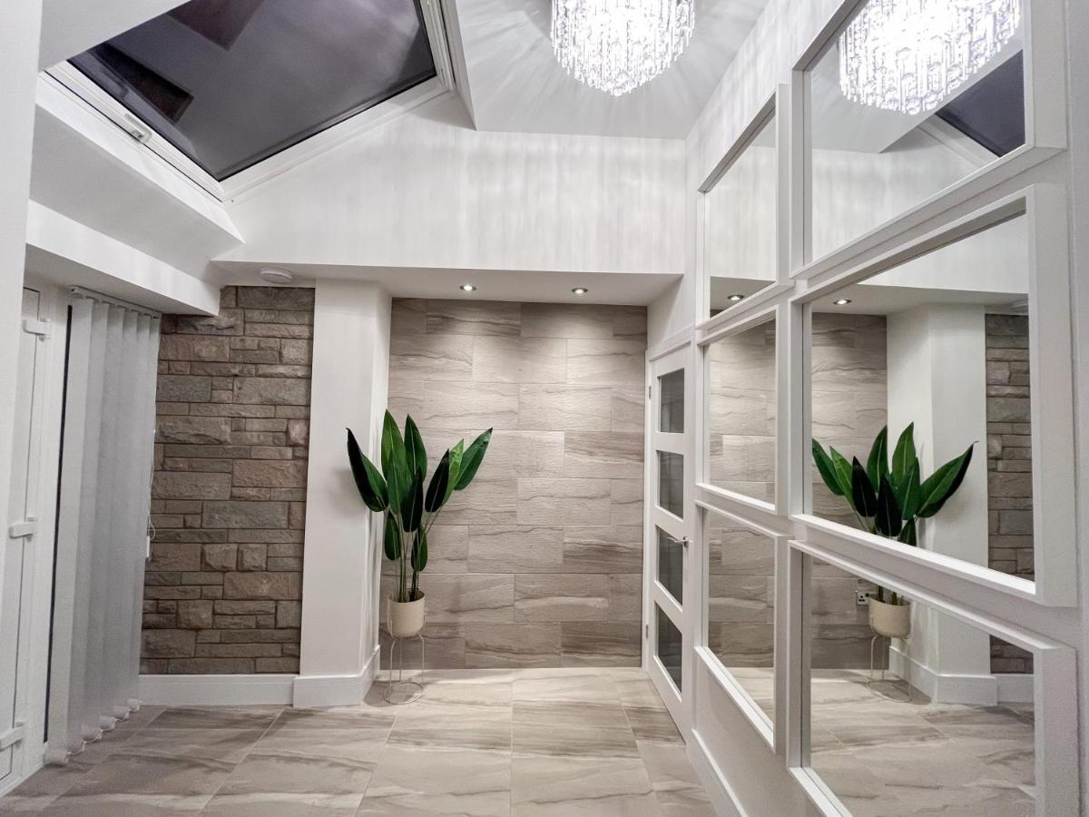 Luxury Property With Hot Tub And Sea Views Oystermouth Bagian luar foto