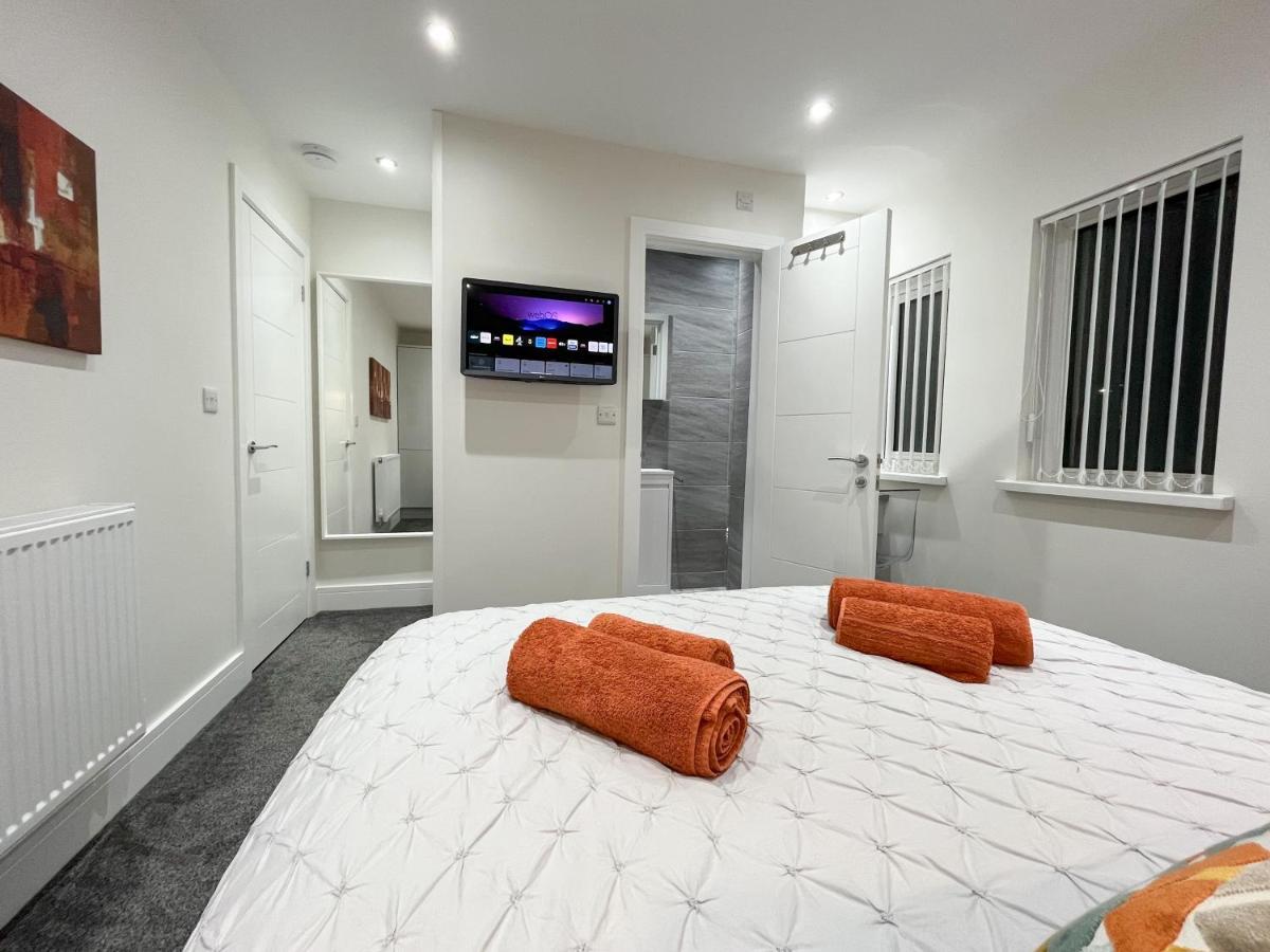 Luxury Property With Hot Tub And Sea Views Oystermouth Bagian luar foto