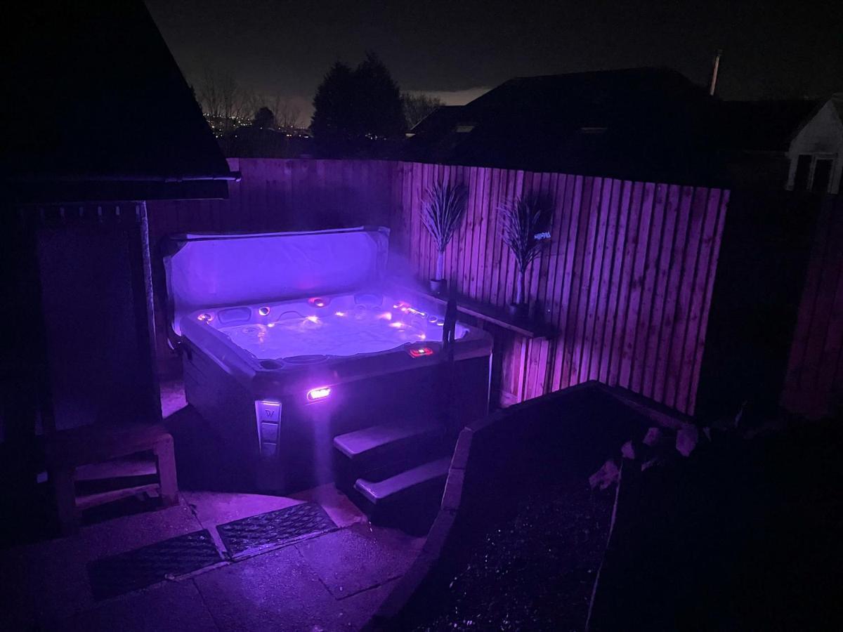 Luxury Property With Hot Tub And Sea Views Oystermouth Bagian luar foto