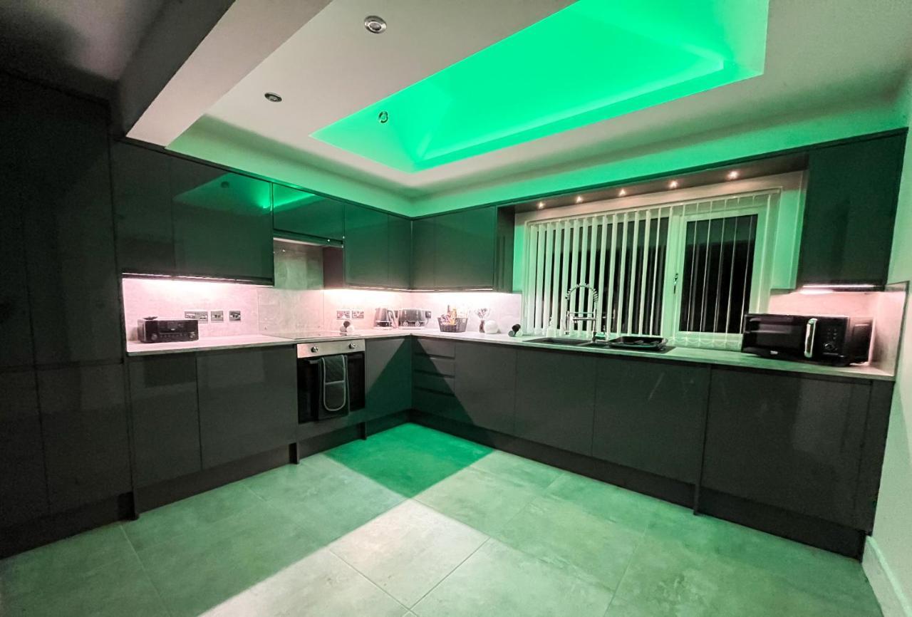 Luxury Property With Hot Tub And Sea Views Oystermouth Bagian luar foto