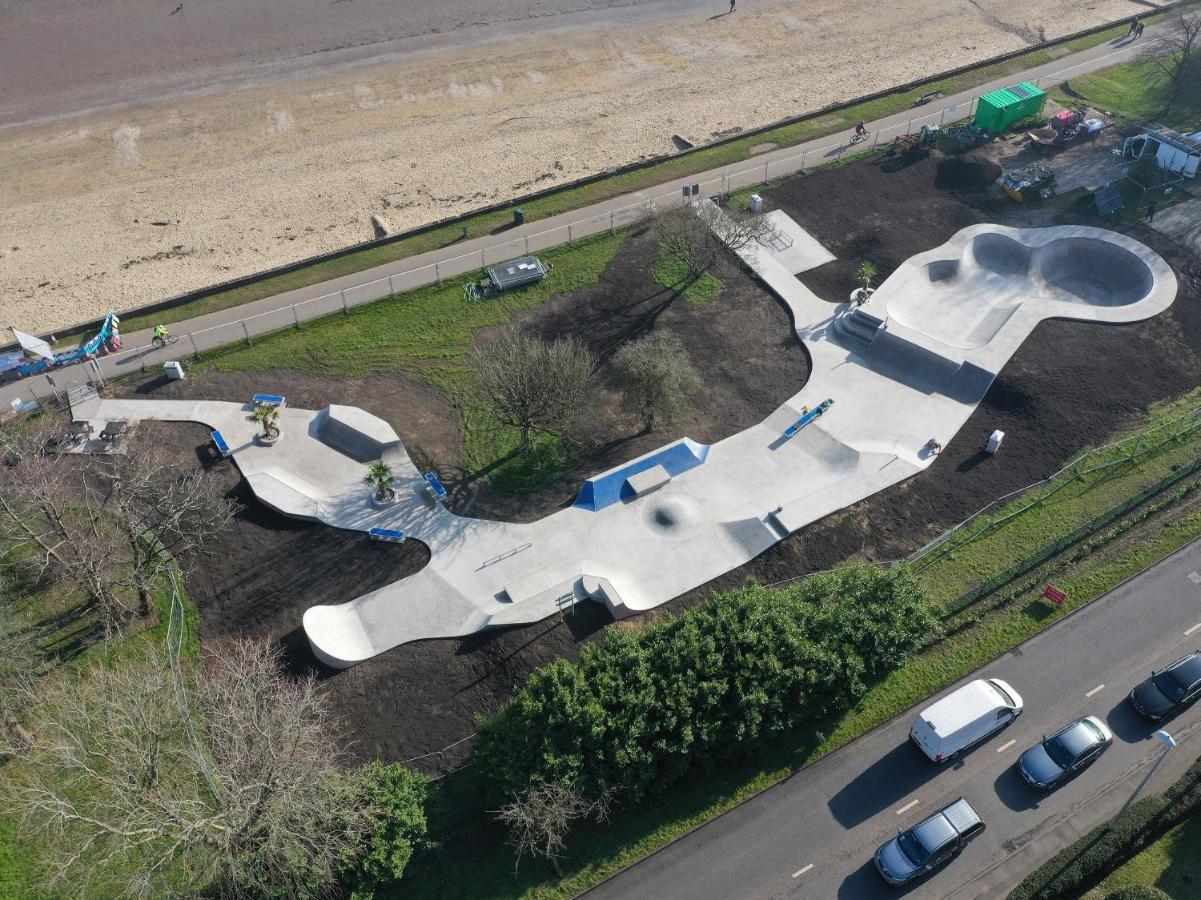 Luxury Property With Hot Tub And Sea Views Oystermouth Bagian luar foto
