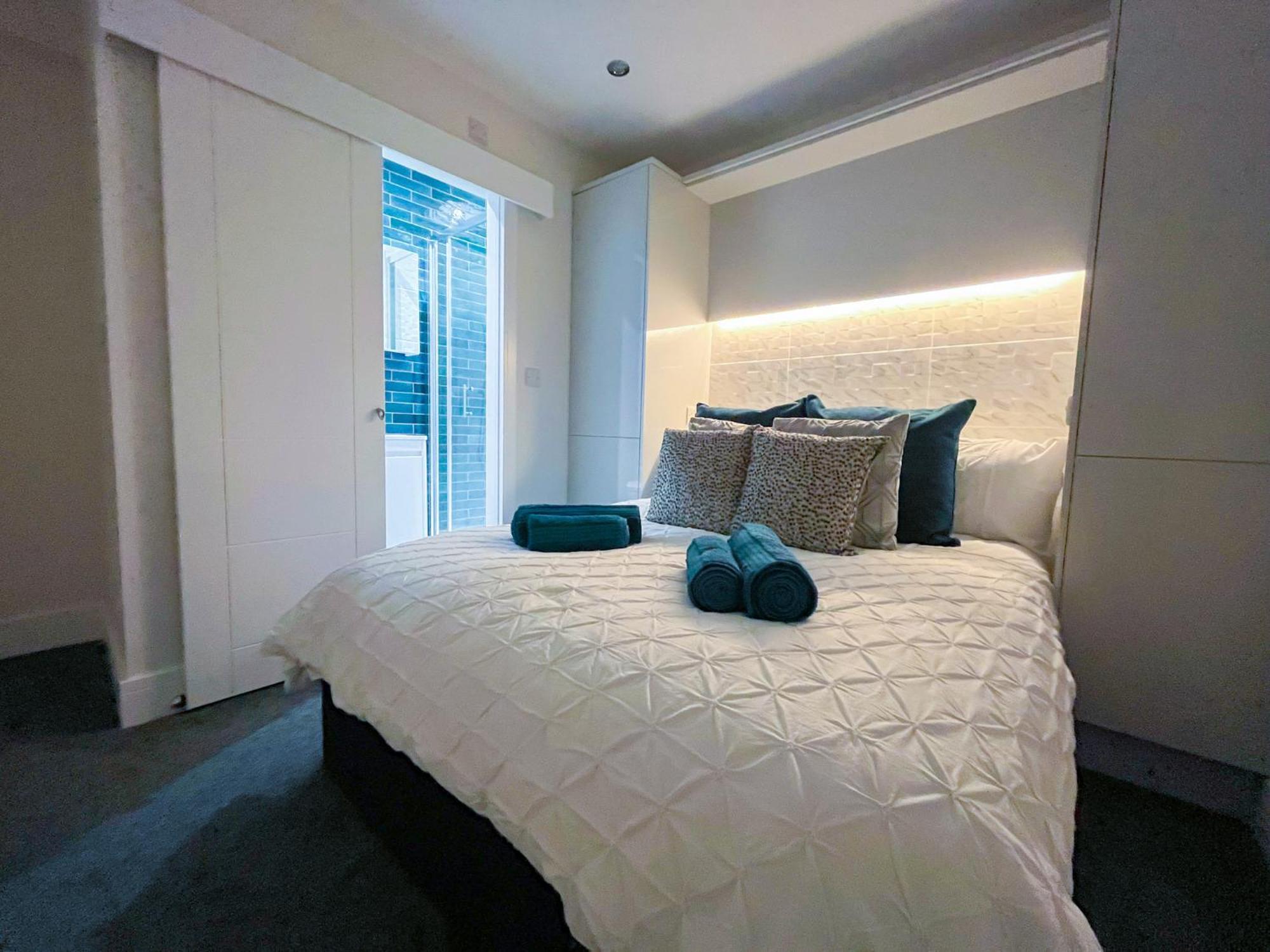 Luxury Property With Hot Tub And Sea Views Oystermouth Bagian luar foto